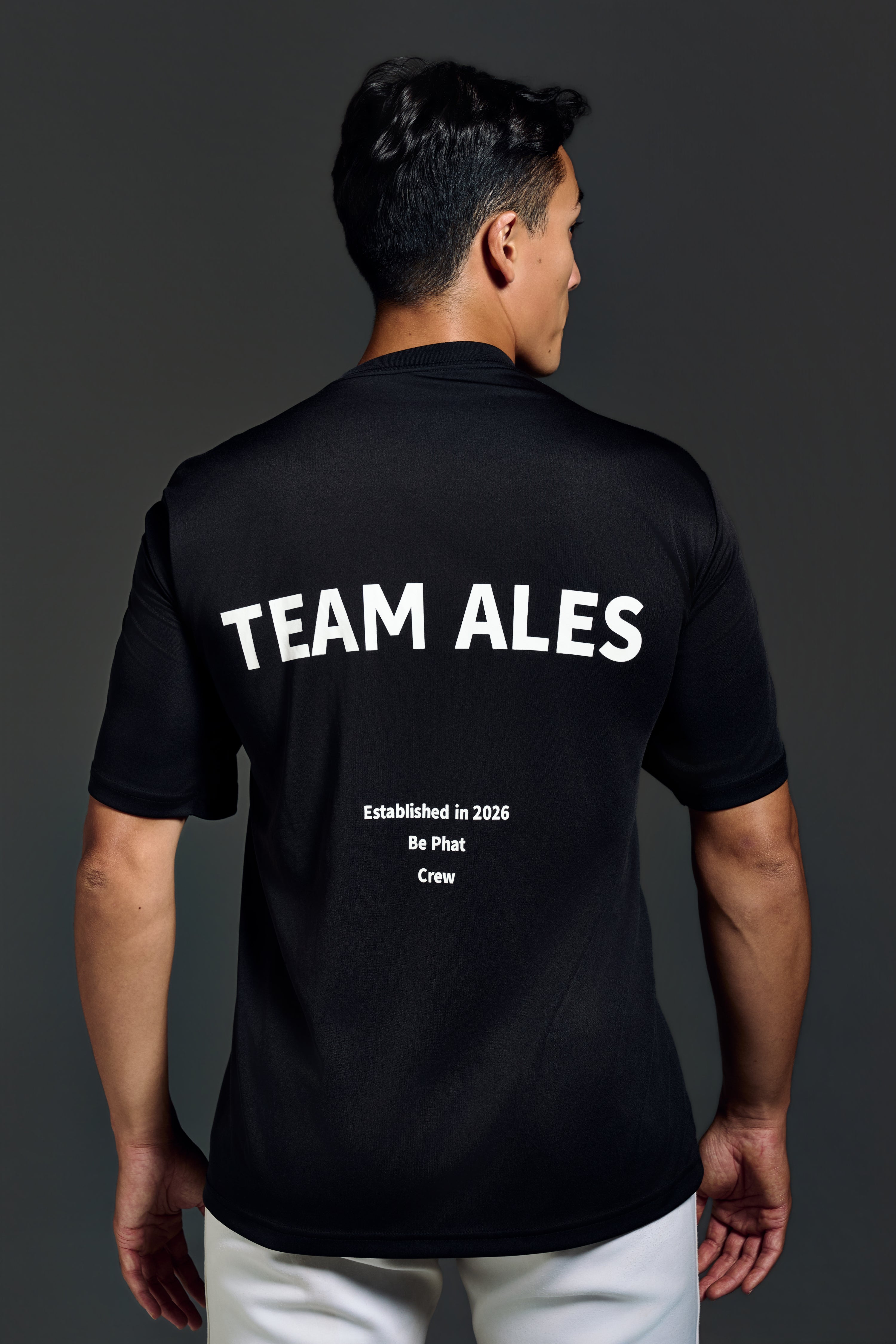 背中にTEAM ALESの白いプリントが入ったTシャツのバックスタイル