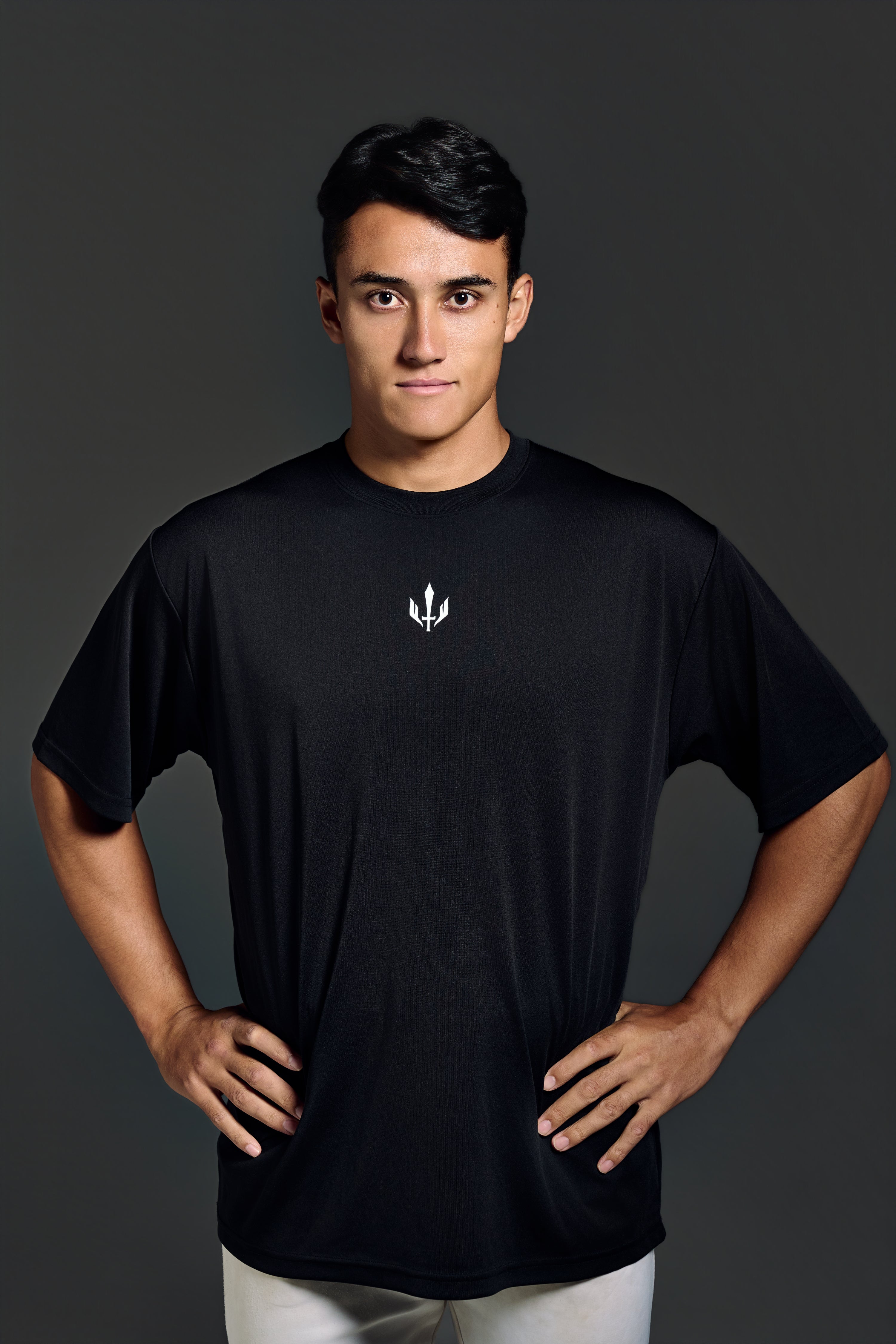 胸元に白いALESロゴを配した黒いTシャツの正面着用写真